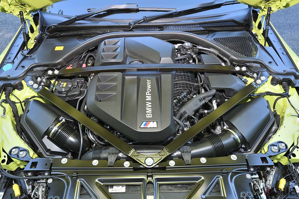 BMW「M4」。「最初の2000kmまではエンジン回転数を5500rpm以下で走行してください」と取り扱い説明書に書かれている