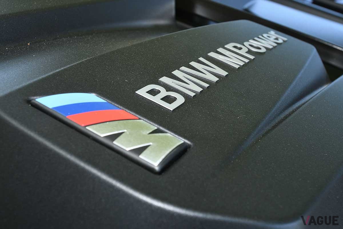 BMW「M4」。「最初の2000kmまではエンジン回転数を5500rpm以下で走行してください」と取り扱い説明書に書かれている