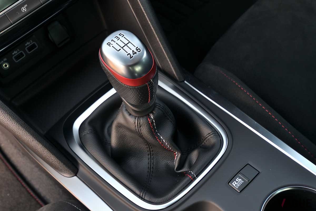 ルノー「メガーヌR.S.」の6速MT。マニュアルトランスミッション車の場合は新車購入時、慣らし運転をしたほうがいい