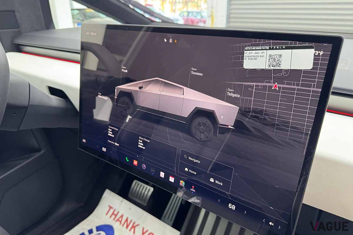 米国オークションに出品されたテスラ新型「サイバートラック」のインテリア