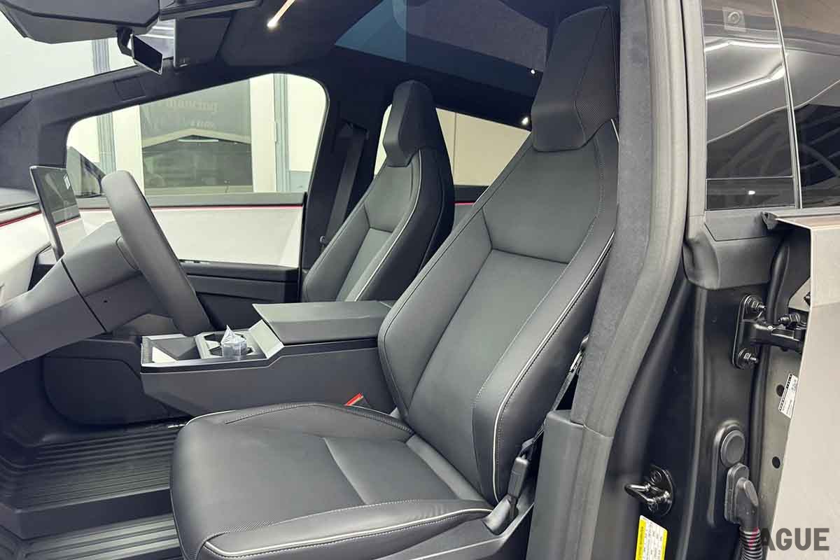 米国オークションに出品されたテスラ新型「サイバートラック」のインテリア
