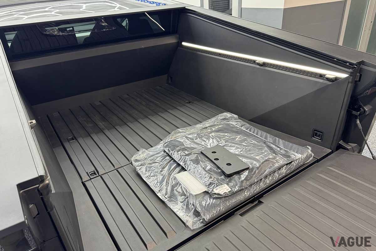 米国オークションに出品されたテスラ新型「サイバートラック」