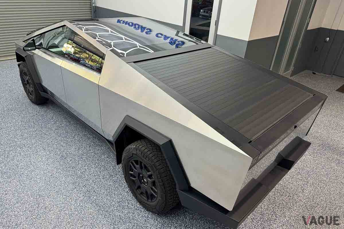 米国オークションに出品されたテスラ新型「サイバートラック」