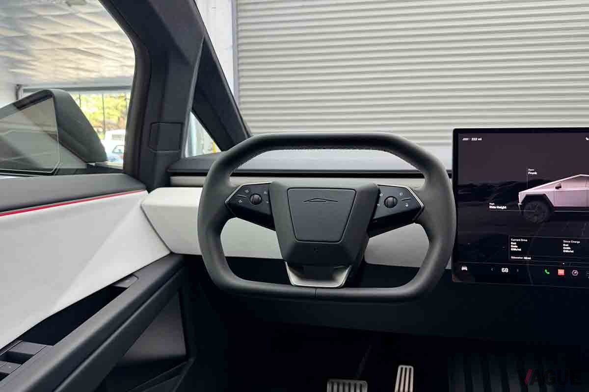 米国オークションに出品されたテスラ新型「サイバートラック」のインテリア