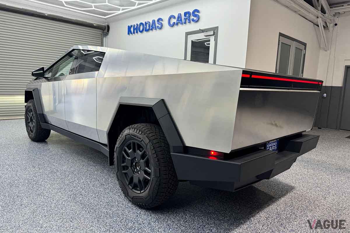 米国オークションに出品されたテスラ新型「サイバートラック」