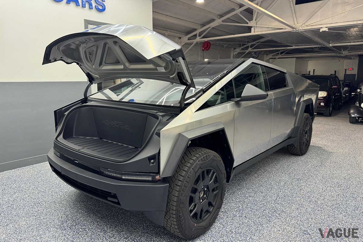 米国オークションに出品されたテスラ新型「サイバートラック」
