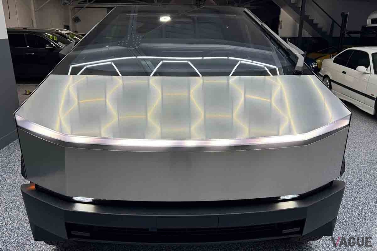 米国オークションに出品されたテスラ新型「サイバートラック」