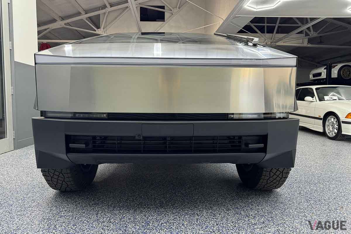 米国オークションに出品されたテスラ新型「サイバートラック」