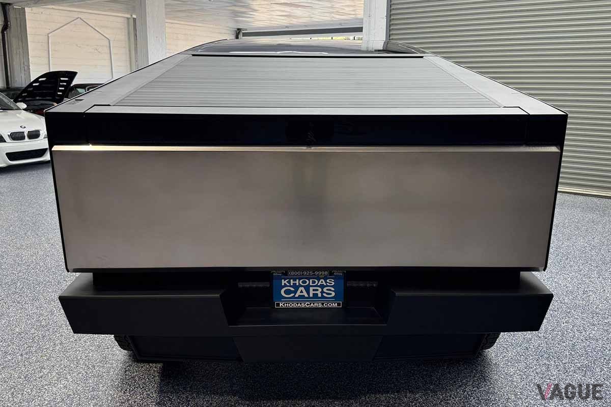 米国オークションに出品されたテスラ新型「サイバートラック」