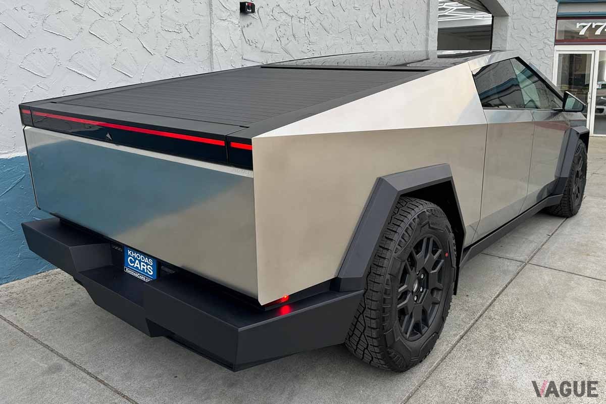 米国オークションに出品されたテスラ新型「サイバートラック」