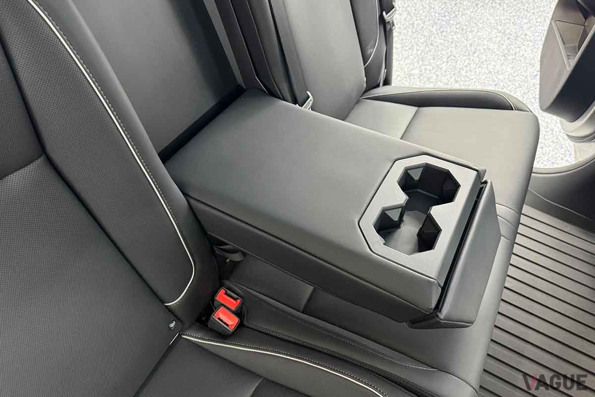 米国オークションに出品されたテスラ新型「サイバートラック」のインテリア