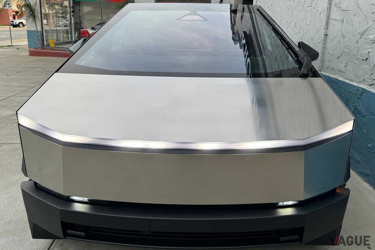 米国オークションに出品されたテスラ新型「サイバートラック」