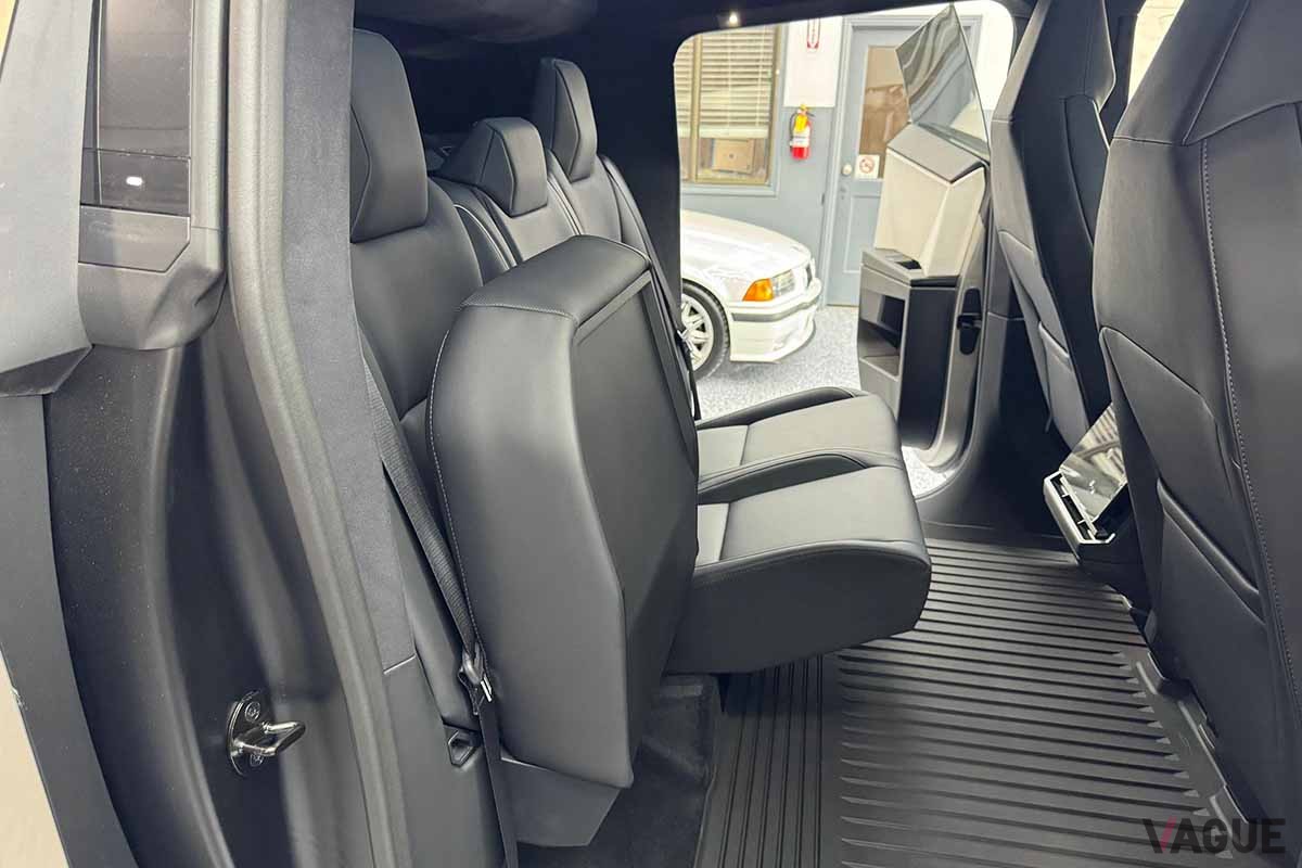 米国オークションに出品されたテスラ新型「サイバートラック」のインテリア