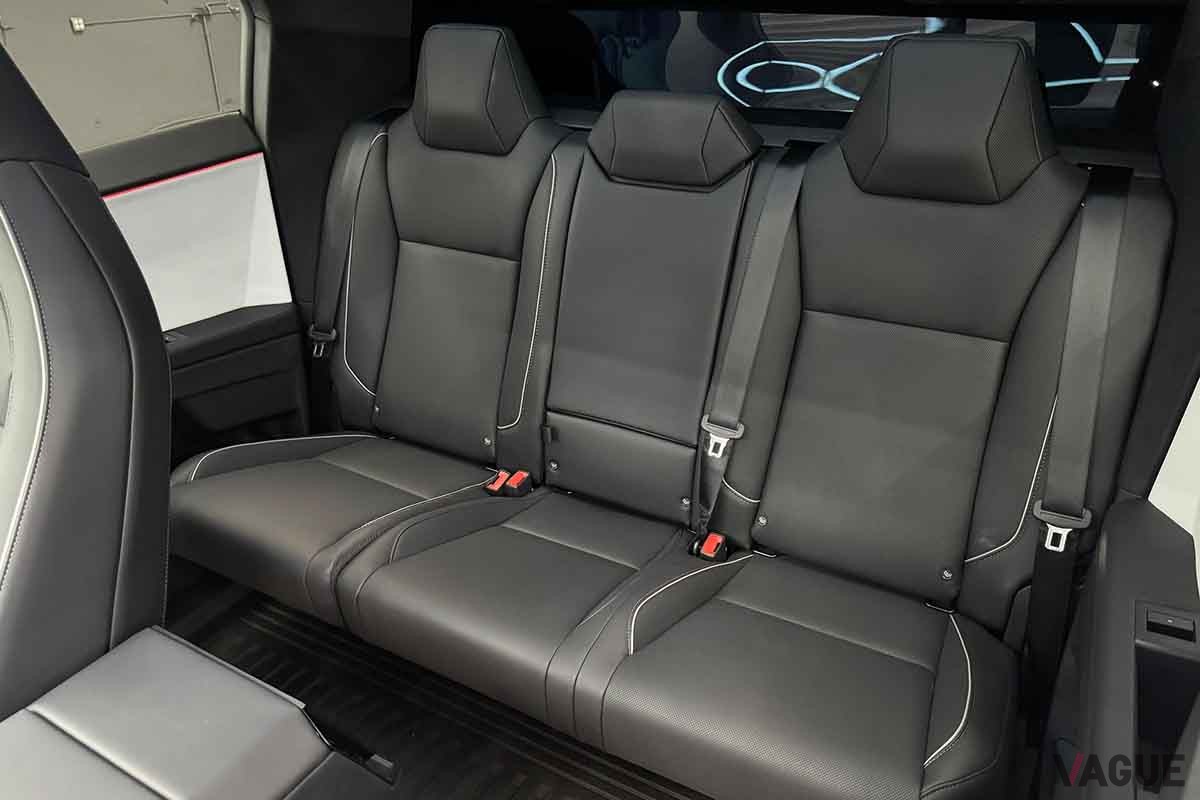 米国オークションに出品されたテスラ新型「サイバートラック」のインテリア