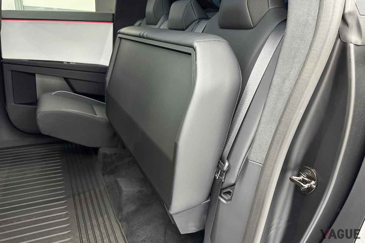 米国オークションに出品されたテスラ新型「サイバートラック」のインテリア