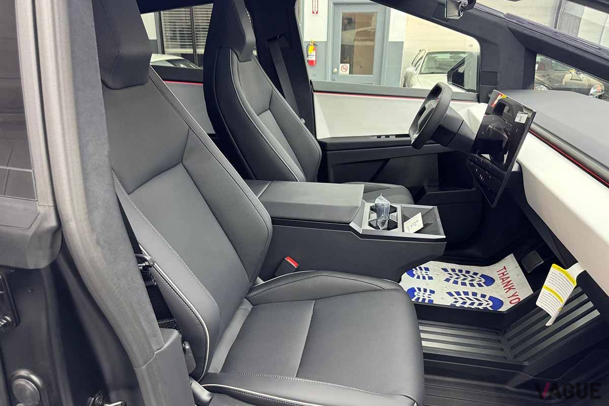 米国オークションに出品されたテスラ新型「サイバートラック」のインテリア