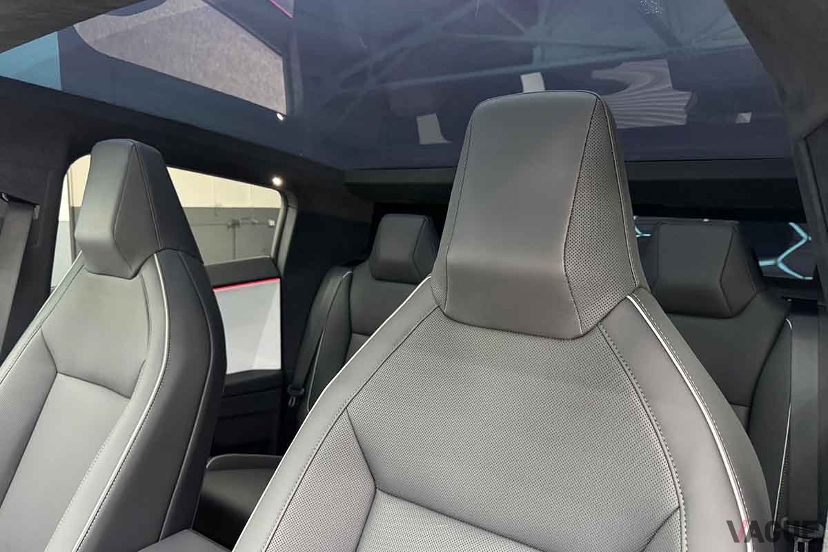 米国オークションに出品されたテスラ新型「サイバートラック」のインテリア
