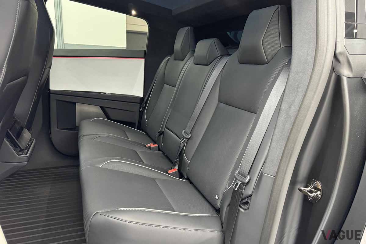 米国オークションに出品されたテスラ新型「サイバートラック」のインテリア