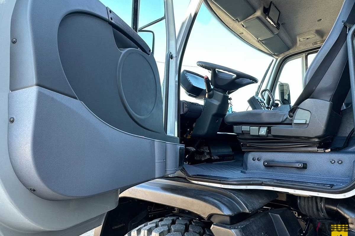 米国オークションに登場したウニモグ「U500 6×6」のインテリア