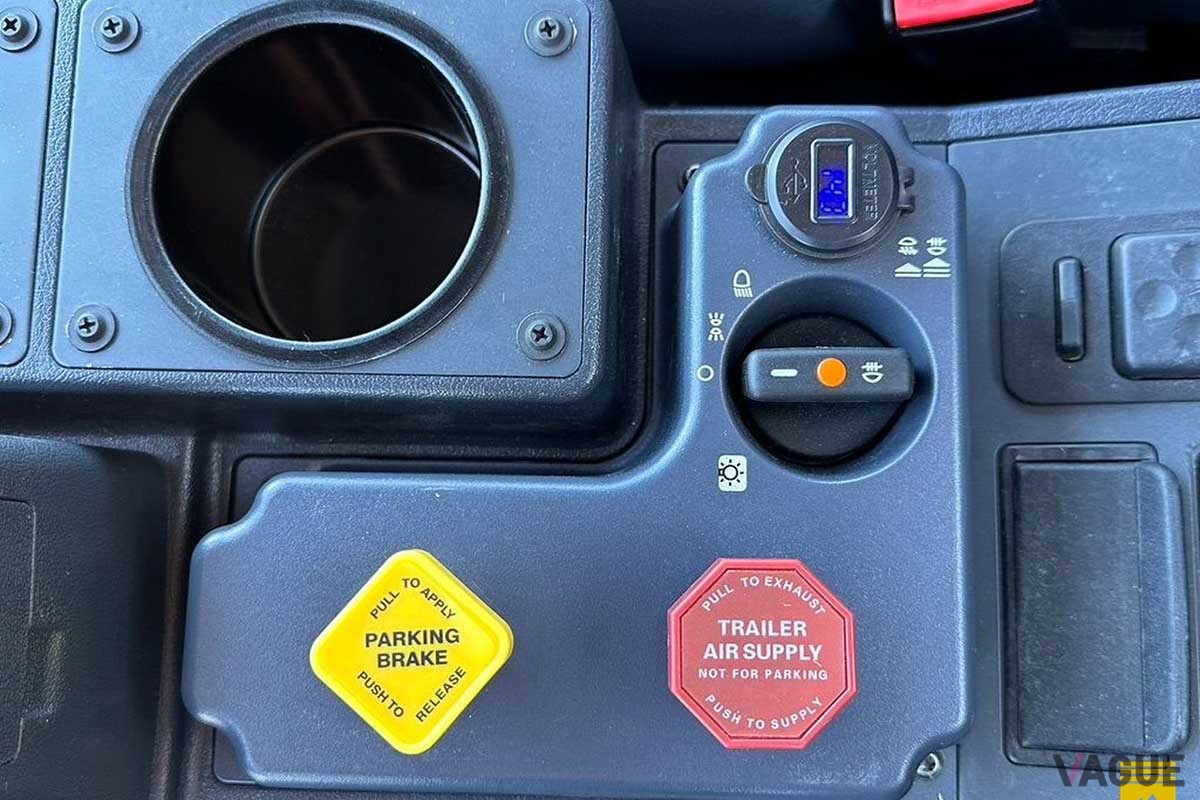 米国オークションに登場したウニモグ「U500 6×6」のインテリア