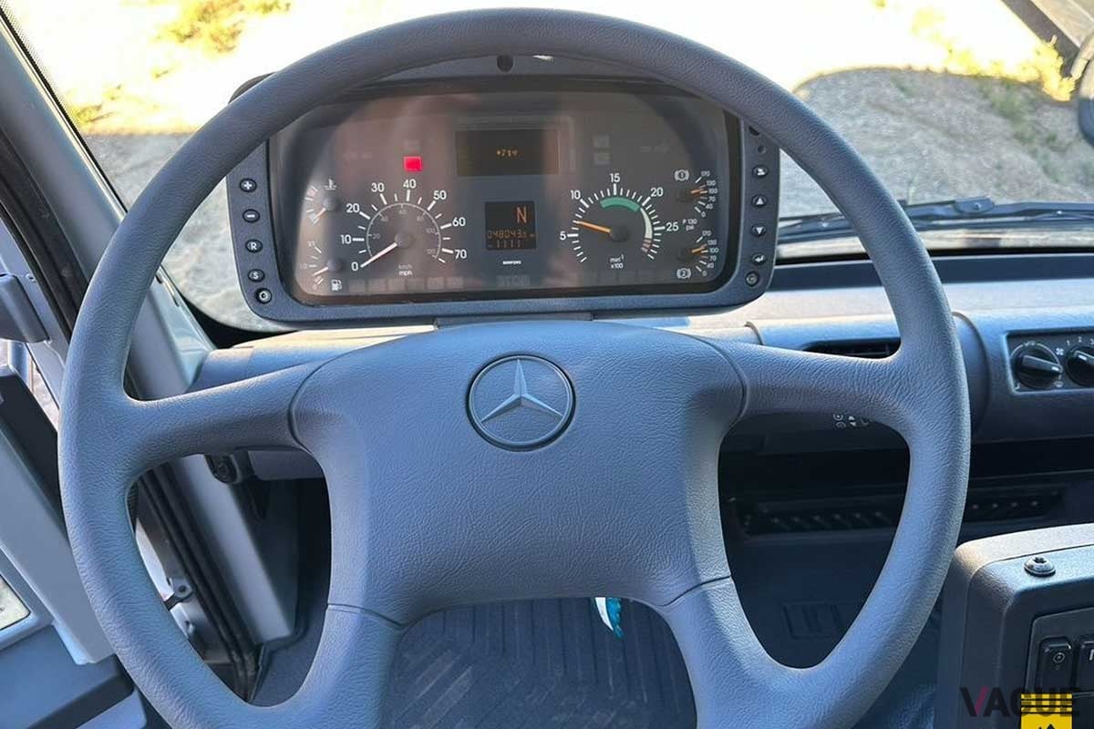 米国オークションに登場したウニモグ「U500 6×6」のインテリア