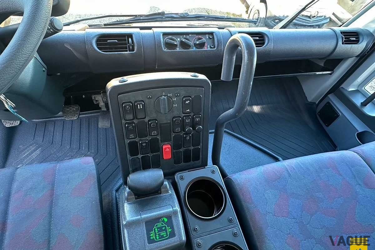 米国オークションに登場したウニモグ「U500 6×6」のインテリア