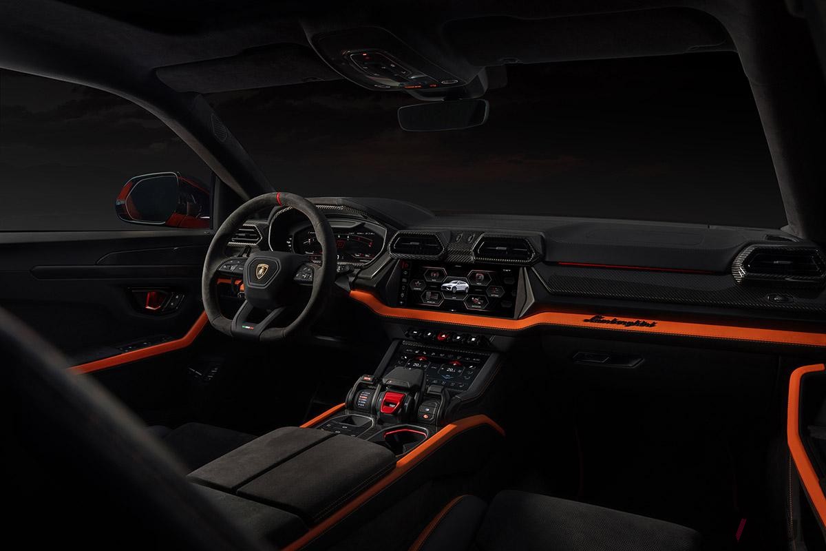 北京モーターショーで世界初公開されたランボルギーニ新型「ウルスSE」のインテリア