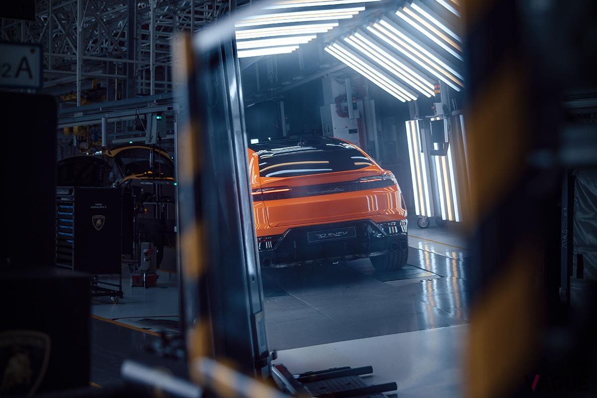 北京モーターショーで世界初公開されたランボルギーニ「ウルス」のPHEV新型「ウルスSE」