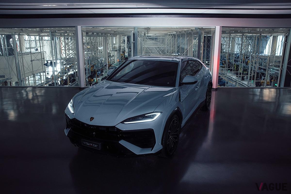 北京モーターショーで世界初公開されたランボルギーニ「ウルス」のPHEV新型「ウルスSE」