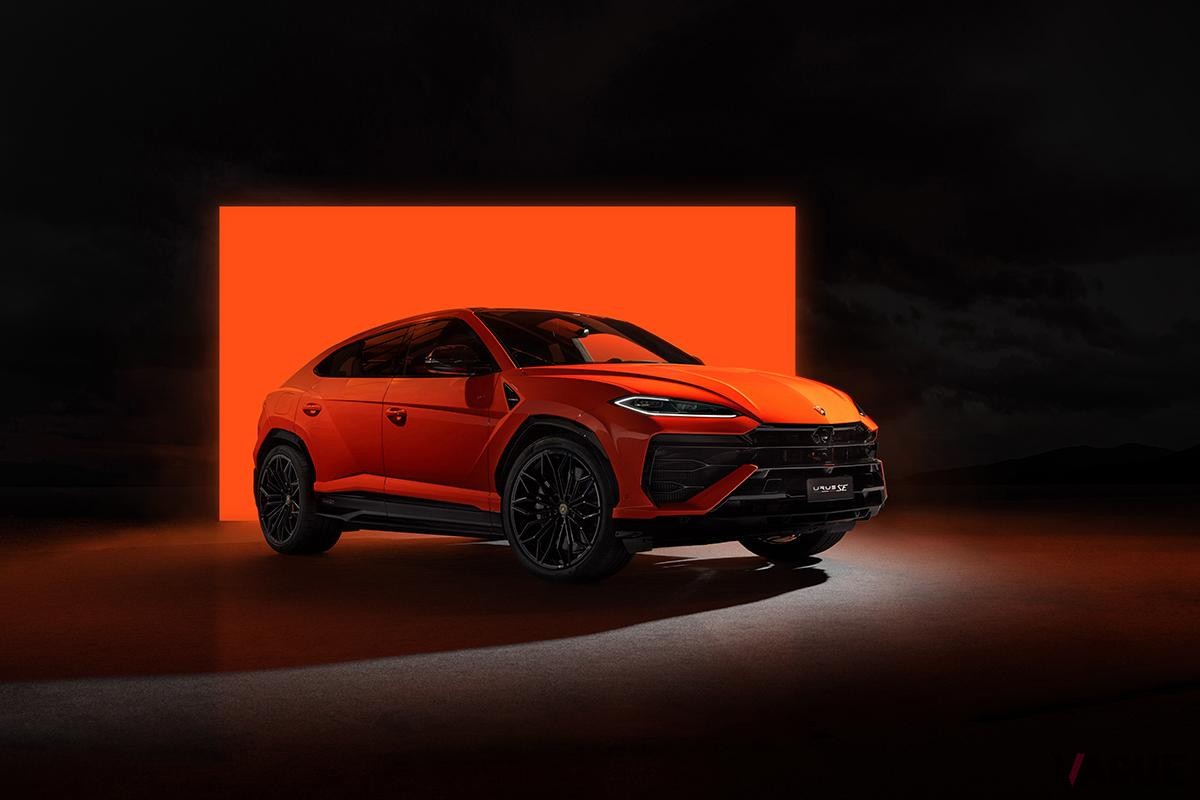 北京モーターショーで世界初公開されたランボルギーニ「ウルス」のPHEV新型「ウルスSE」