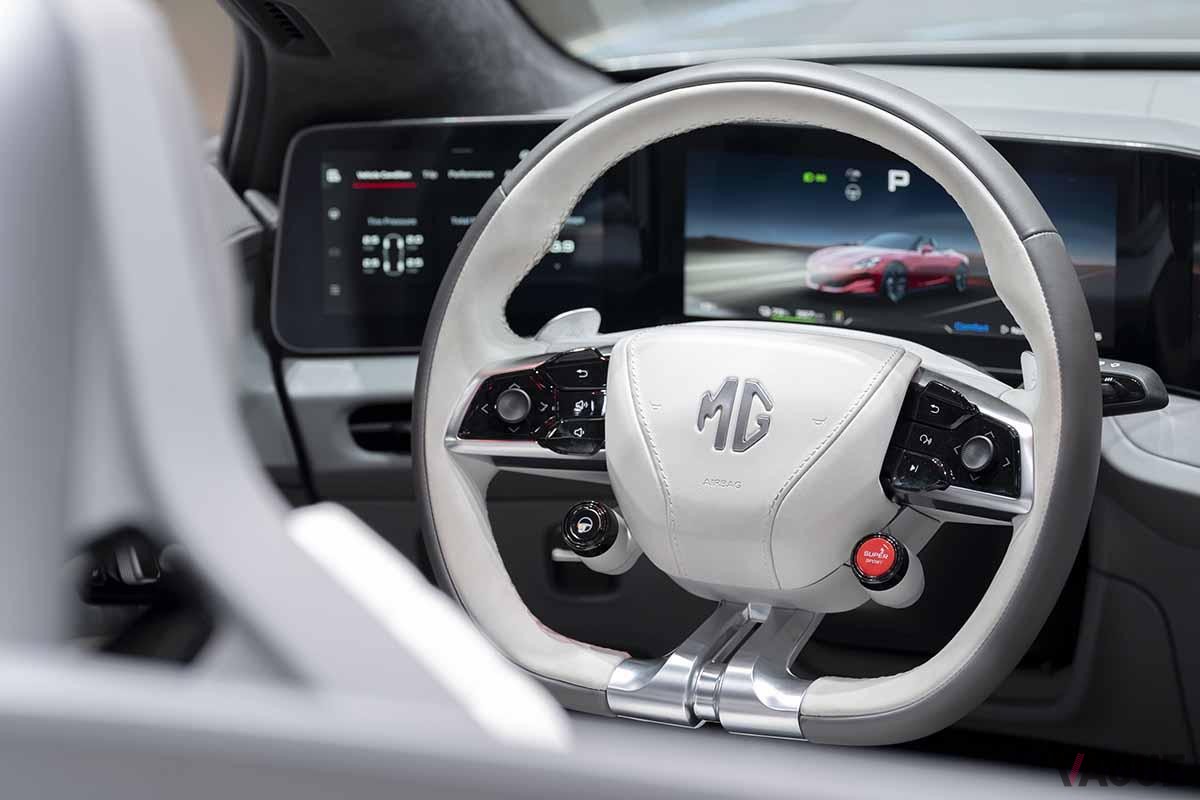 英国で受注開始されたMGの新型EVスポーツカー「サイバースター」のインテリア