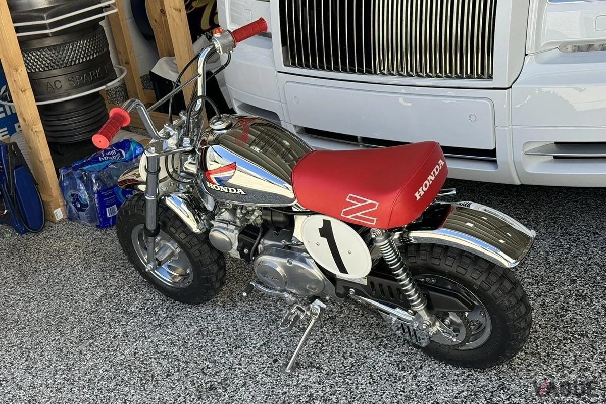 米国オークションに登場した1986年製の限定車、ホンダ「モンキー Z50RDクリスマススペシャル」