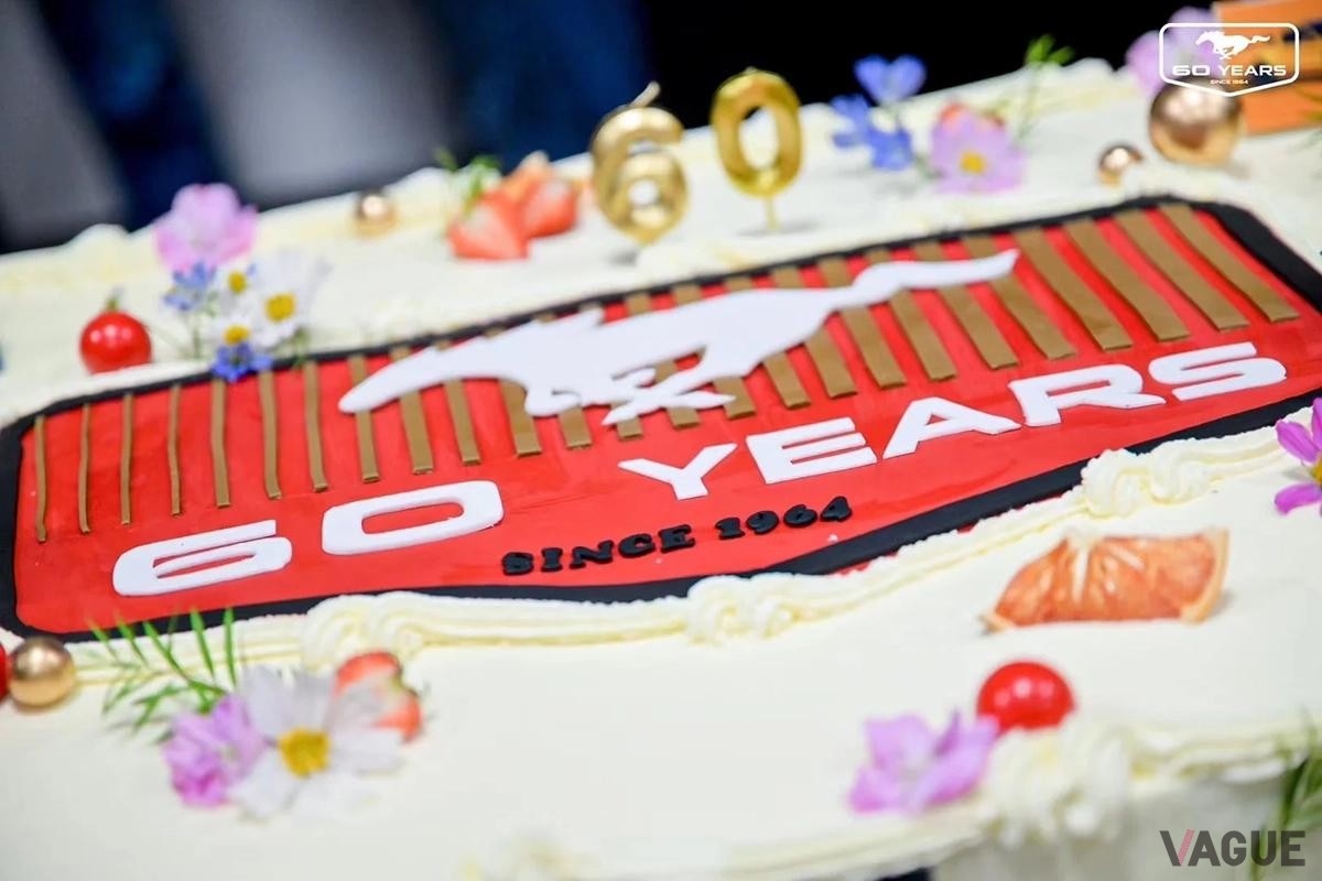 ポニーカーの60周年を祝うマスタングのお菓子。