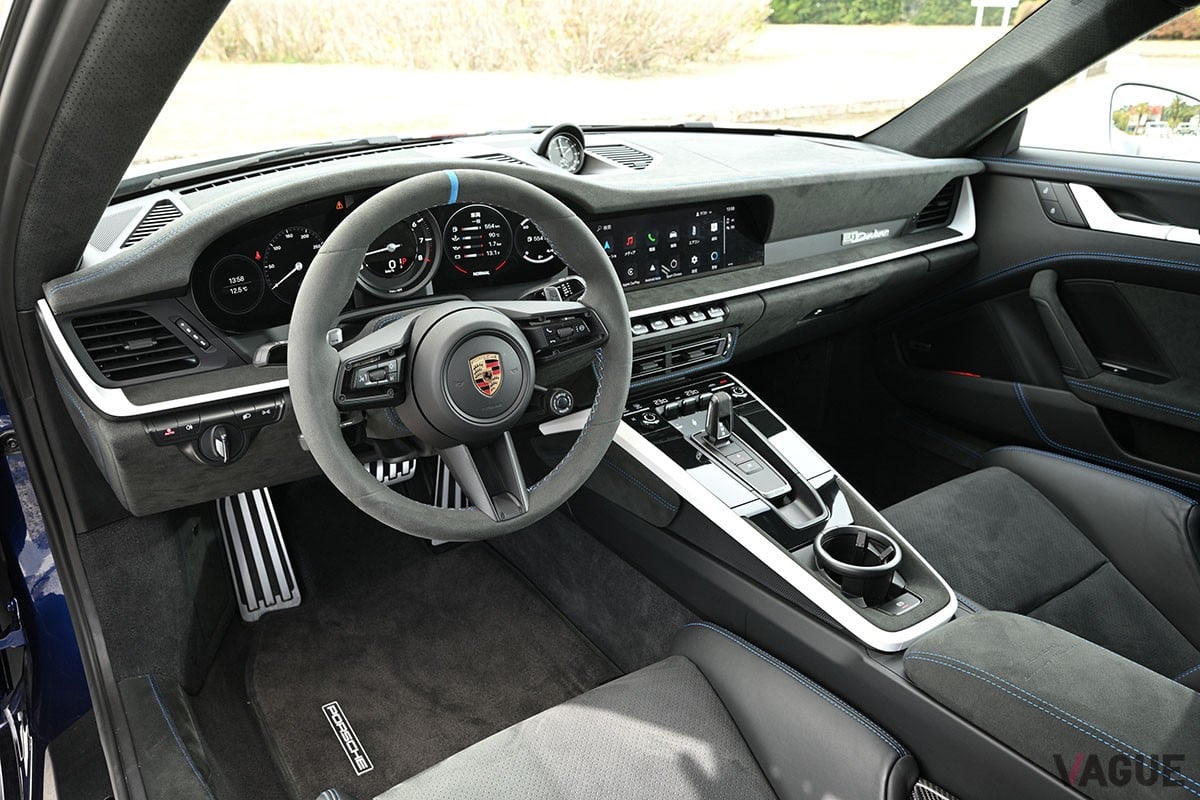 50mmアップした車高やオールテレーンタイヤ、車体下部のプロテクションなどにより、911シリーズの新たな可能性を示したポルシェ「911ダカール」