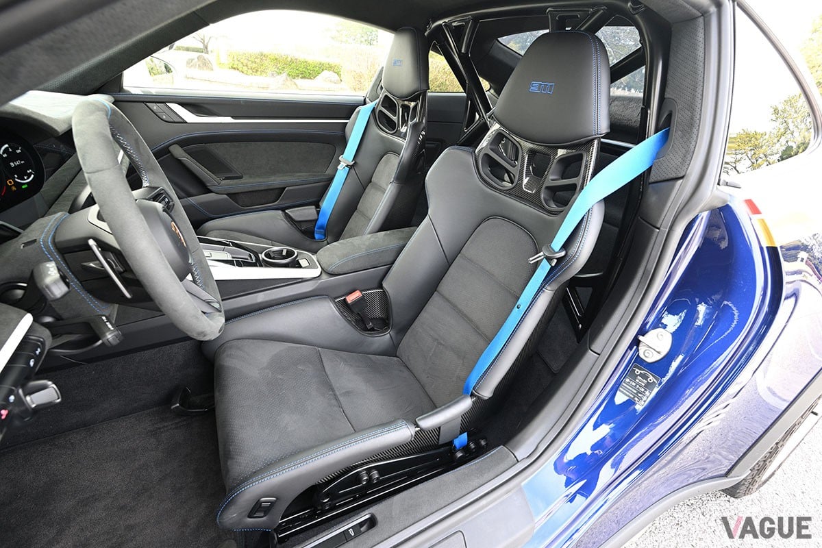 50mmアップした車高やオールテレーンタイヤ、車体下部のプロテクションなどにより、911シリーズの新たな可能性を示したポルシェ「911ダカール」