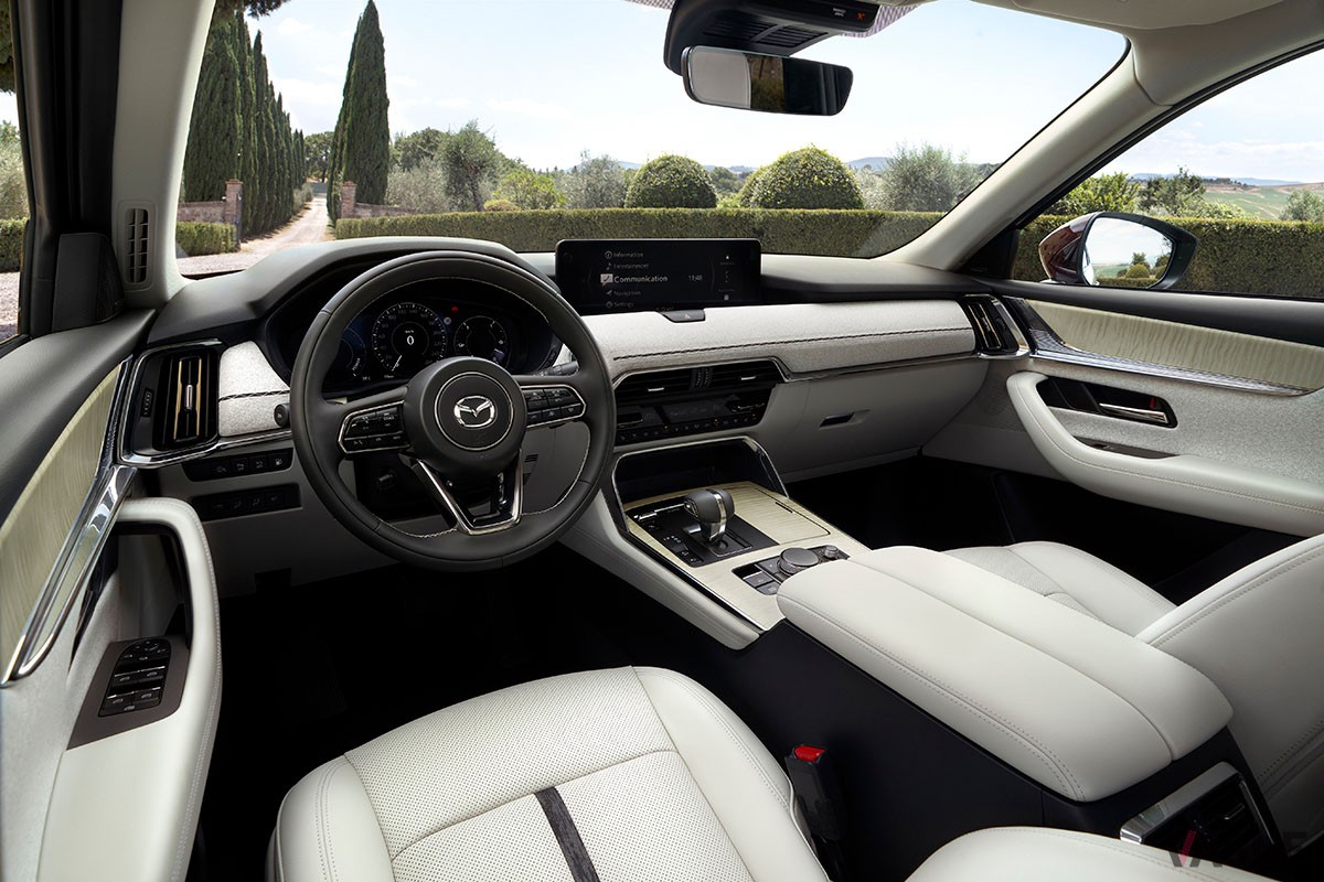 欧州マツダが世界初公開した3列シートを備えた新型クロスオーバーSUV「CX-80」