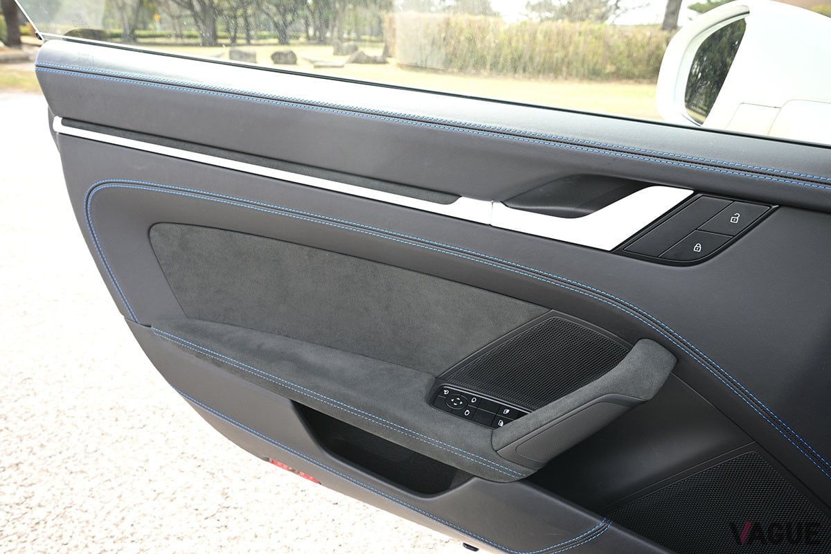 50mmアップした車高やオールテレーンタイヤ、車体下部のプロテクションなどにより、911シリーズの新たな可能性を示したポルシェ「911ダカール」