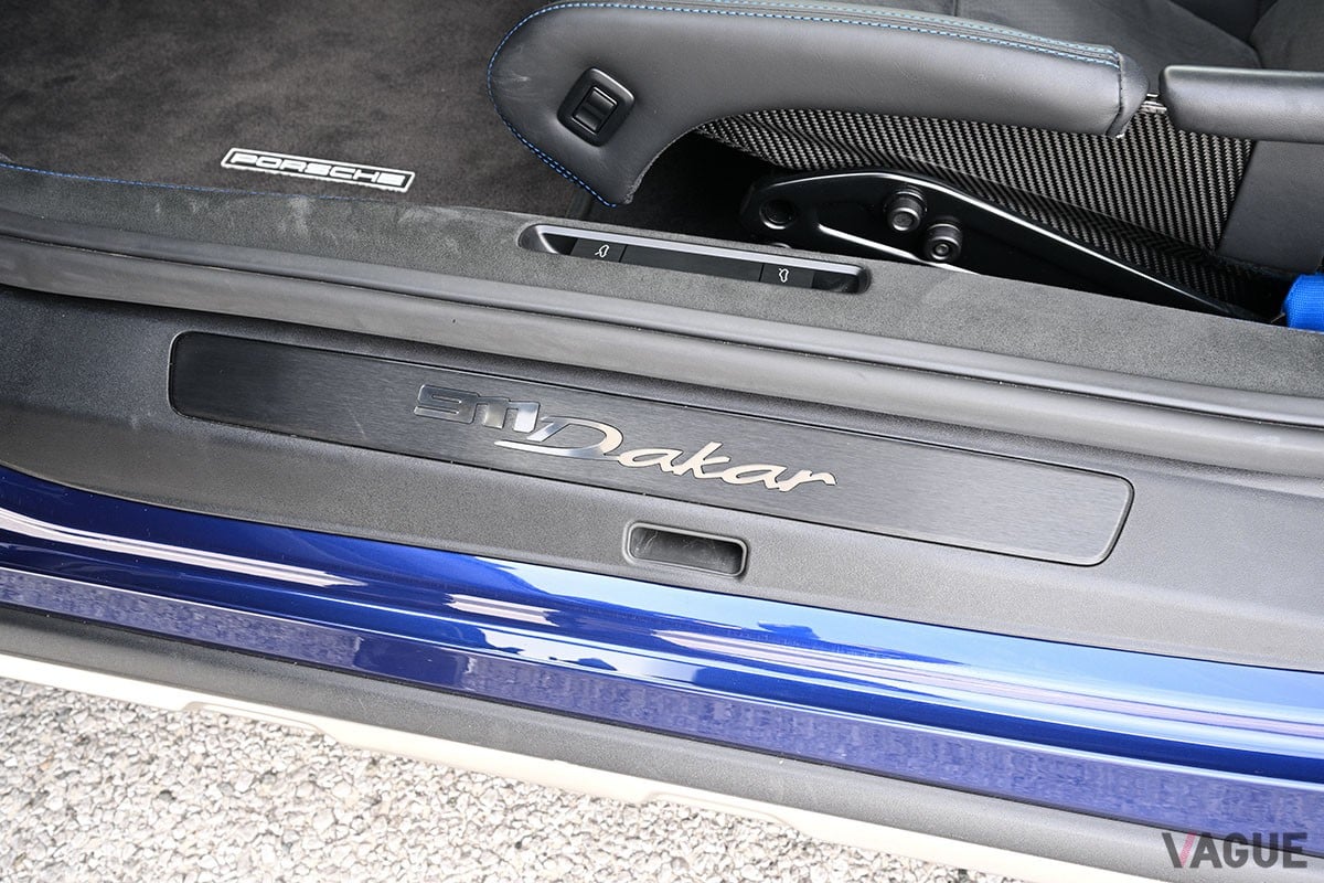 50mmアップした車高やオールテレーンタイヤ、車体下部のプロテクションなどにより、911シリーズの新たな可能性を示したポルシェ「911ダカール」