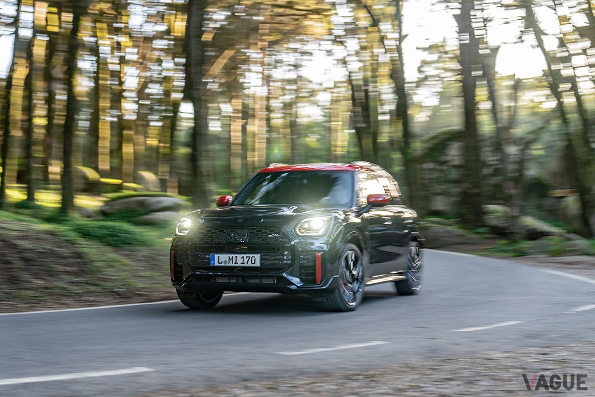 アクセル操作に即応するレスポンスのよさなど、俊敏な走りに思わず気分が弾む新型「ミニ・ジョンクーパーワークス カントリーマンALL4」