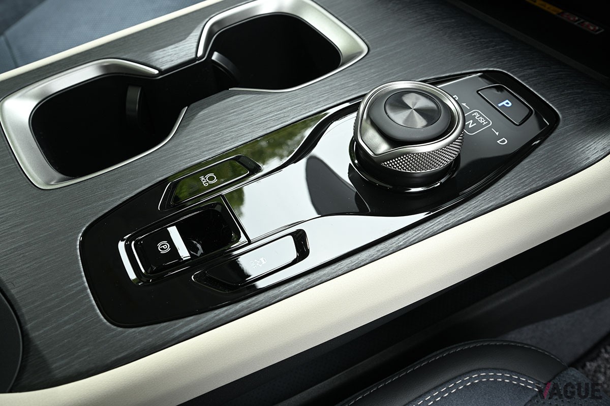 軽さによる軽快な走りや長い航続距離など、上級モデルにはない独自の魅力を獲得したレクサス「RZ」のエントリー仕様「RZ300e」