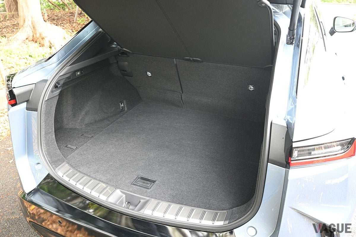 軽さによる軽快な走りや長い航続距離など、上級モデルにはない独自の魅力を獲得したレクサス「RZ」のエントリー仕様「RZ300e」