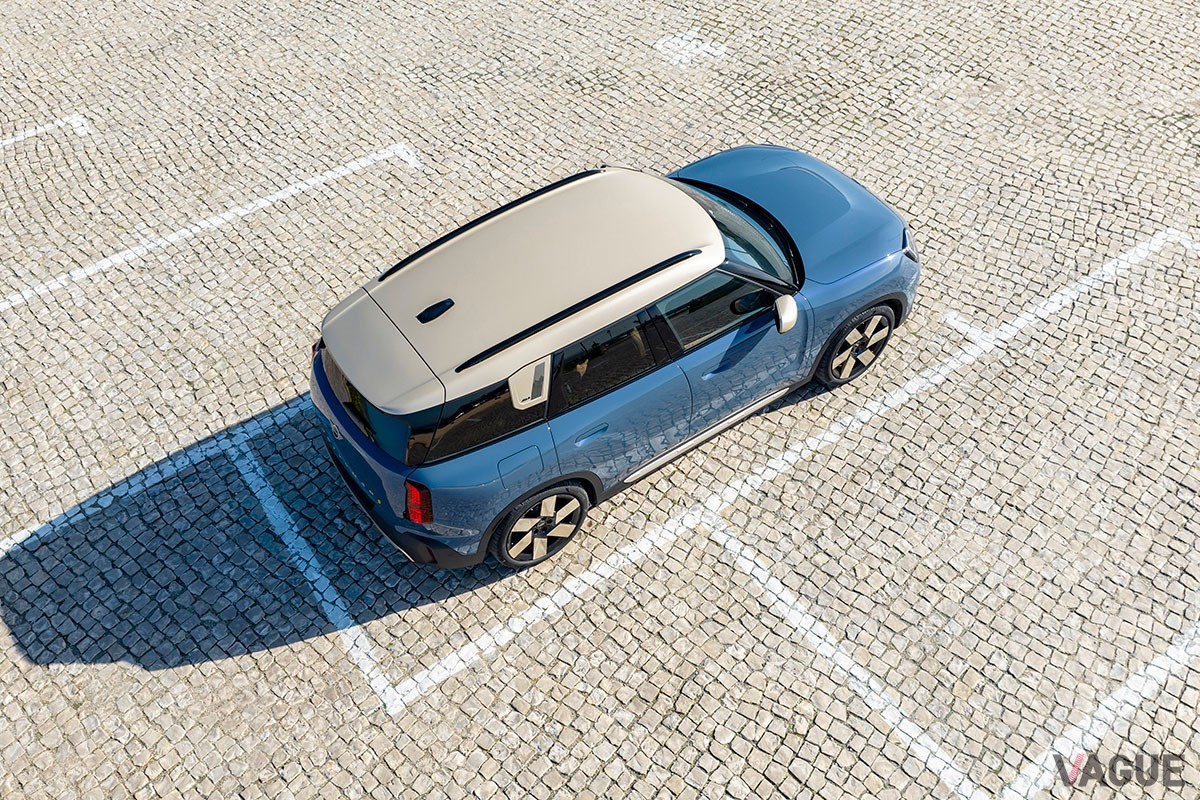 BEVらしい静かでなめらか、そして力強い走りを実現しつつ、0-100km/h加速5.6秒という俊足も兼備した新型「ミニ・カントリーマン SE ALL4」