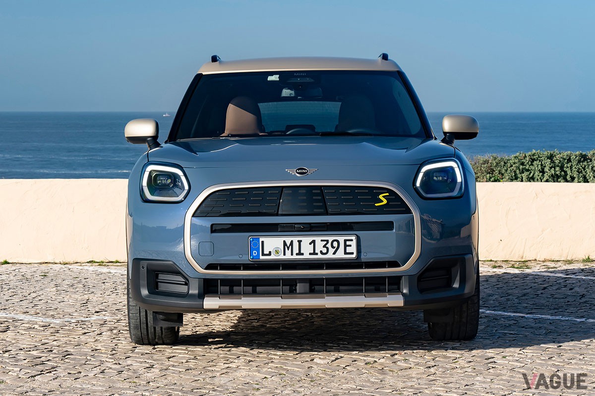 BEVらしい静かでなめらか、そして力強い走りを実現しつつ、0-100km/h加速5.6秒という俊足も兼備した新型「ミニ・カントリーマン SE ALL4」