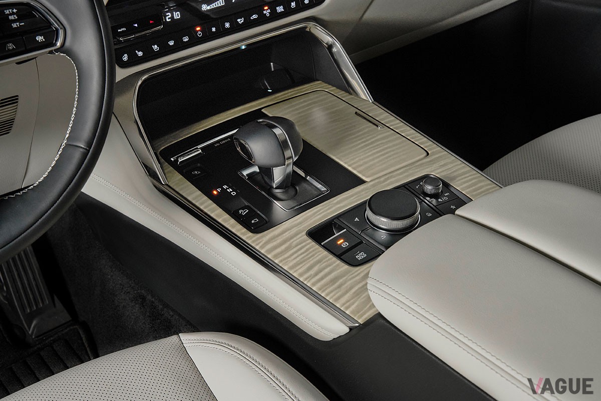 欧州マツダが世界初公開した3列シートを備えた新型クロスオーバーSUV「CX-80」