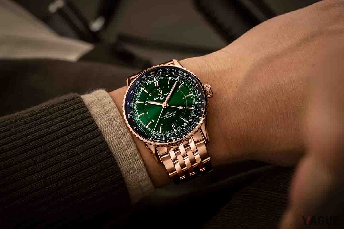 「オートマティック GMT」には外装全体に18Kレッドゴールドを用いた税を極めたモデルも登場（品番：R32310251L1R1　481万2500円、消費税別）