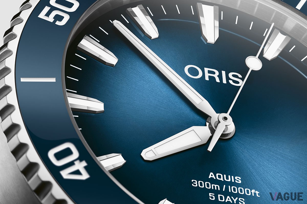 潔いデザインが却って時計の存在感を引き立てる。