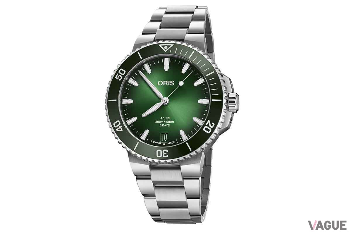 いずれのモデルも針とインデックスにはスーパールミノバが施されている（「Aquis Date Calibre 400 43.50 mm 400 7790 4157-07 8 23 02PEB」）。