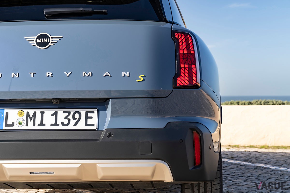 BEVらしい静かでなめらか、そして力強い走りを実現しつつ、0-100km/h加速5.6秒という俊足も兼備した新型「ミニ・カントリーマン SE ALL4」