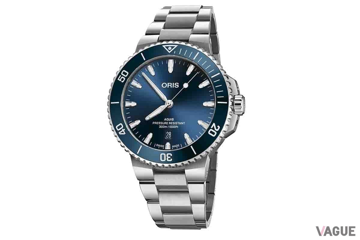 ブルーとシルバーという不変的な組み合わせの「Aquis Date Calibre 400 43.50 mm 400 7790 4135-07 8 23 02PEB」。