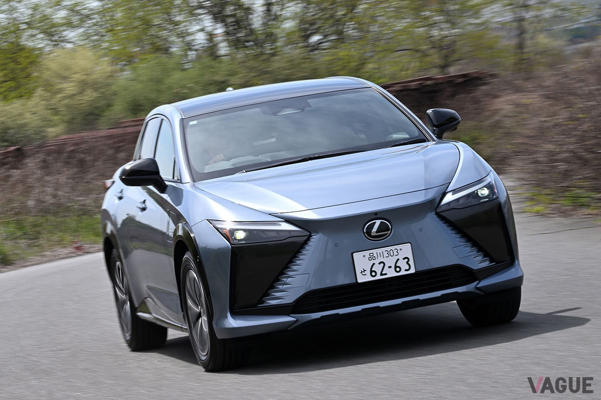 軽さによる軽快な走りや長い航続距離など、上級モデルにはない独自の魅力を獲得したレクサス「RZ」のエントリー仕様「RZ300e」